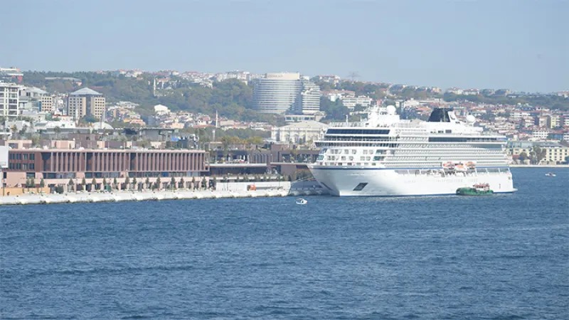 2.5 million tourists getting off the cruise